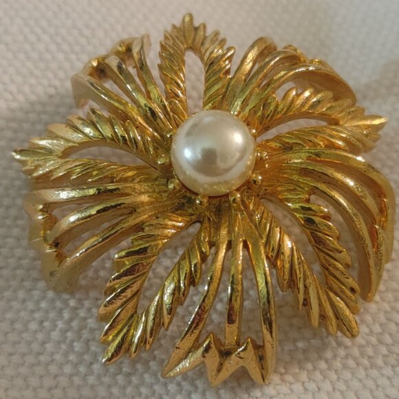 Lisner Faux Pearl Accents Leaf Gold Tone Brooch Pin Vintage Round Stamped Signed - Picture 1 of 9